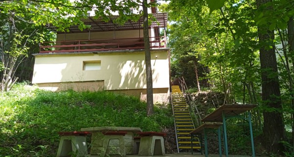 Pizsi Vendégház hátsó kert, kertisütő, bográcsolóhely